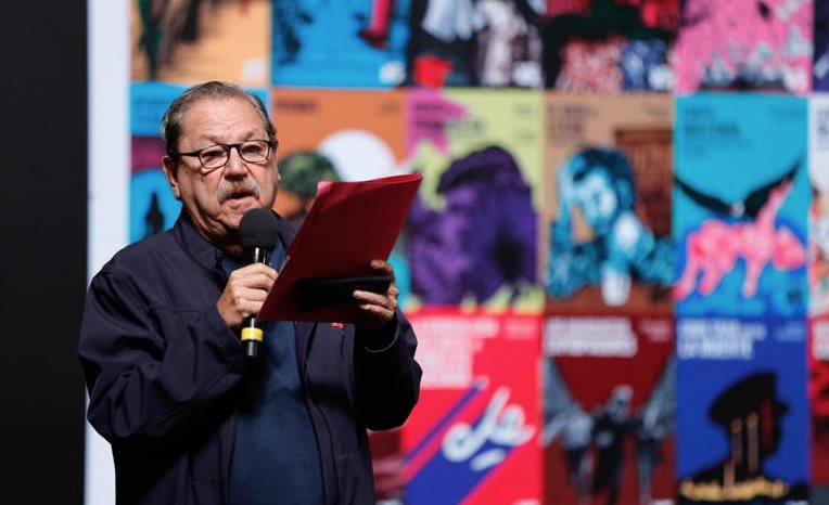 Llegan becarios del Bienestar por libros de Taibo Llegan becarios del Bienestar por libros de Taibo