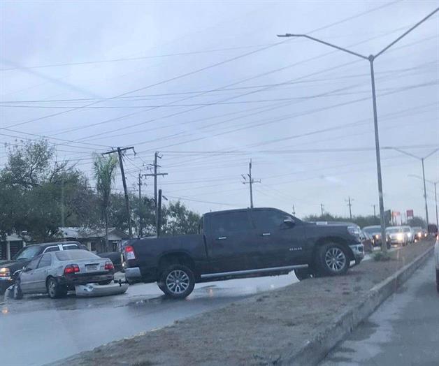 Choque en zona industrial de R&iacute;o Bravo provoca tr&aacute;fico vehicular