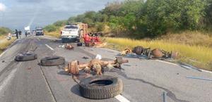 Cami&oacute;n vuelca en carretera Victoria–Matamoros a la altura de Padilla