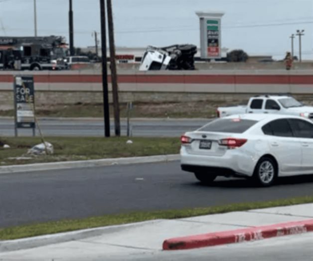 Sufre volcadura cami&oacute;n de carga