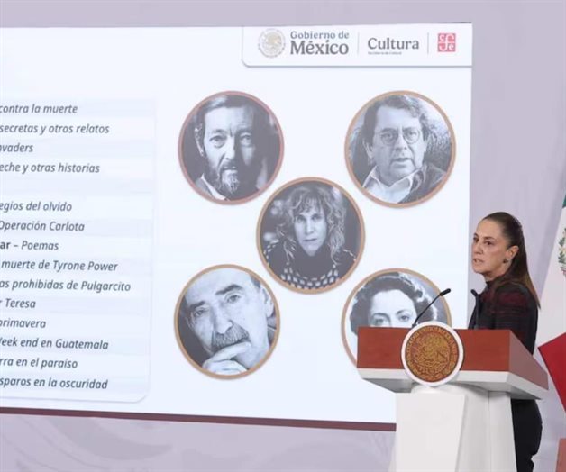 Sheinbaum entrega libros gratuitos a j&oacute;venes en el Z&oacute;calo