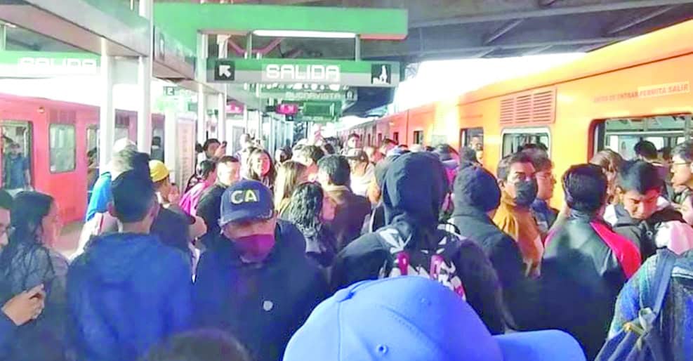 Retrasos en Metro afectan a usuarios