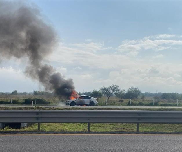 Fuego consume vehículo en la autopista Matamoros-Reynosa Fuego consume vehículo en la autopista Matamoros-Reynosa