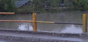 Contin&uacute;an cafres  da&ntilde;ando puente