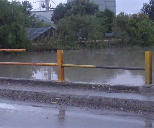Continúan cafres dañando puente Continúan cafres dañando puente