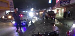 Derrapa jovencita en moto y embiste abuelito que cruzaba la calle en R&iacute;o Bravo