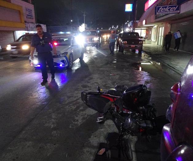 Derrapa jovencita en moto y embiste abuelito que cruzaba la calle en Río Bravo Derrapa jovencita en moto y embiste abuelito que cruzaba la calle en Río Bravo