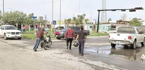 Se impacta motociclista contra camioneta que le invadi&oacute; carril