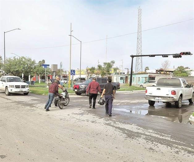 Se impacta motociclista contra camioneta que le invadió carril Se impacta motociclista contra camioneta que le invadió carril