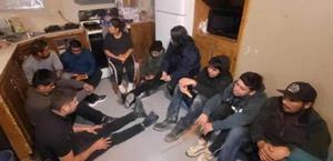 Aseguran a 21 migrantes y presuntos &acute;cuidadores&acute;