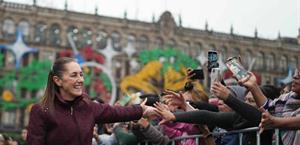 Sheinbaum entrega libros a j&oacute;venes de la colecci&oacute;n 25 para el Veinticinco