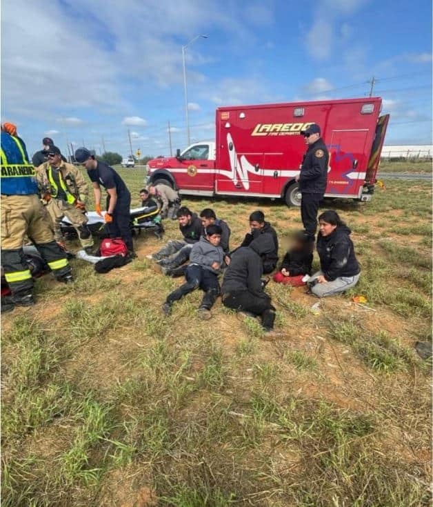 Persecución del DPS termina con volcadura; aseguran 11 migrantes Persecución del DPS termina con volcadura; aseguran 11 migrantes