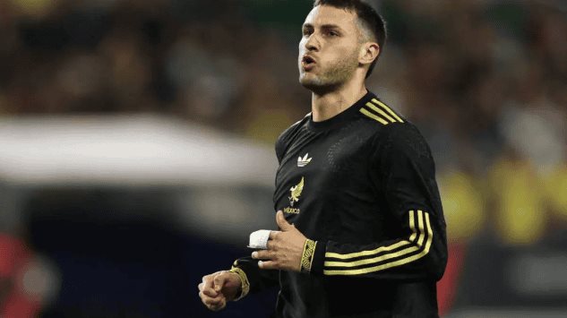 Santiago Giménez es operado y causa baja Santiago Giménez es operado y causa baja