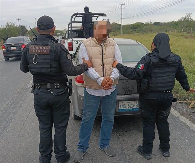 Detienen a conductor en auto con reporte de robo