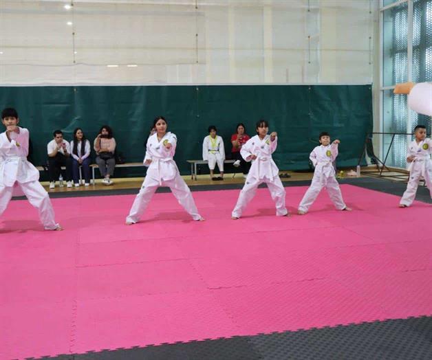 Taekwondo&iacute;nes avanzan de grado