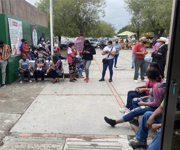 Esperan cita a la intemperie