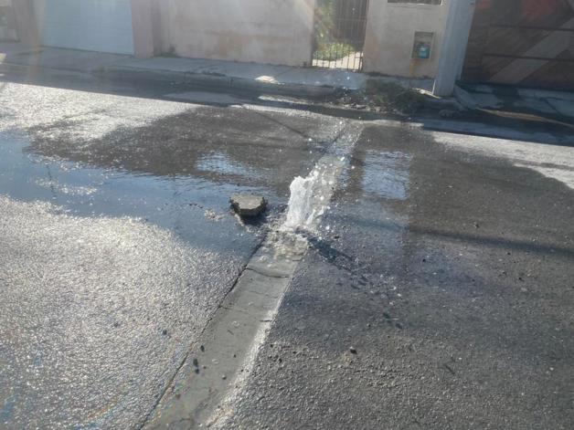 Fuga de agua potable afecta a la Longoria