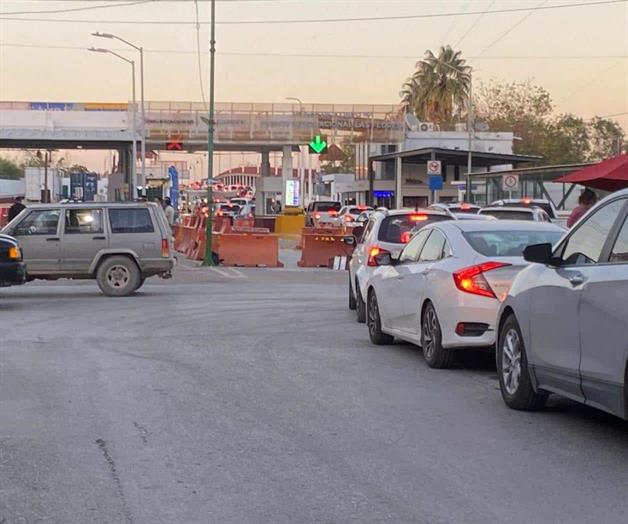 Puente Internacional Las Flores en R&iacute;o Bravo, con largas filas para cruzar a Estados Unidos
