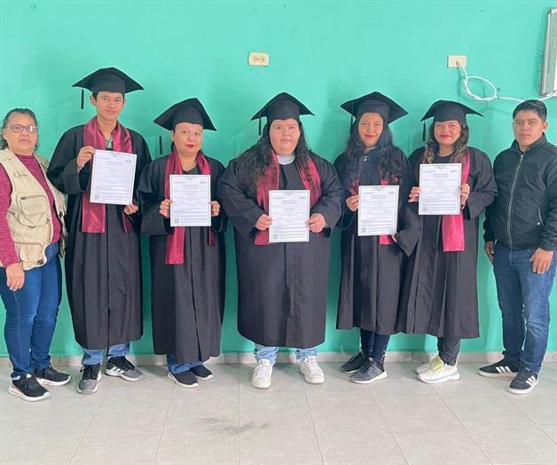 Entrega el ITEA certificados de educaci&oacute;n en Loma Real