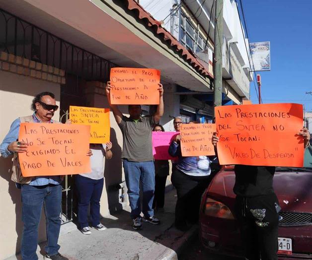 Estallan por vales atrasados