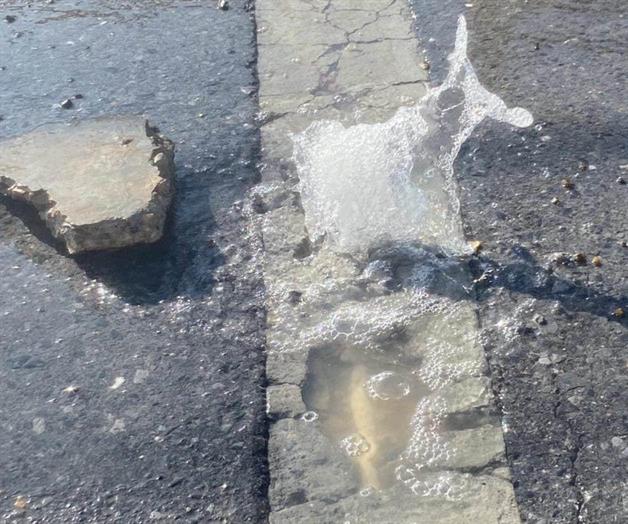 Fuga de agua potable afecta a la Longoria