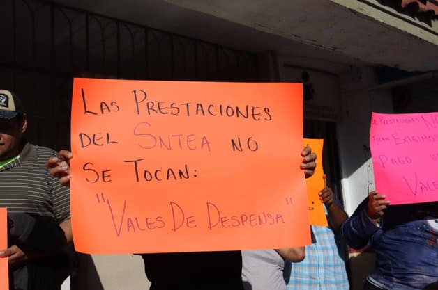 Estallan por vales atrasados