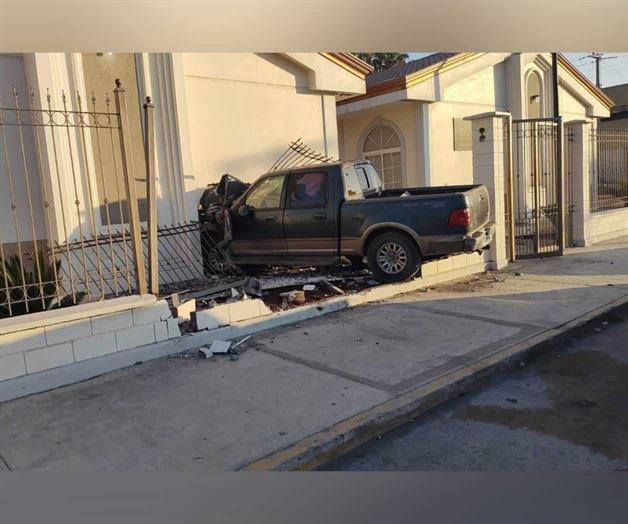 Se mete a iglesia mormona con todo y camioneta en Río Bravo Se mete a iglesia mormona con todo y camioneta en Río Bravo