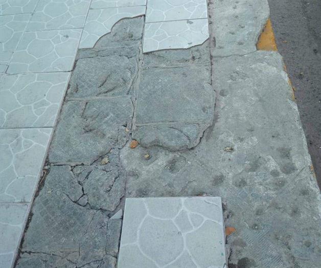 Banquetas destrozadas, trampa para los peatones