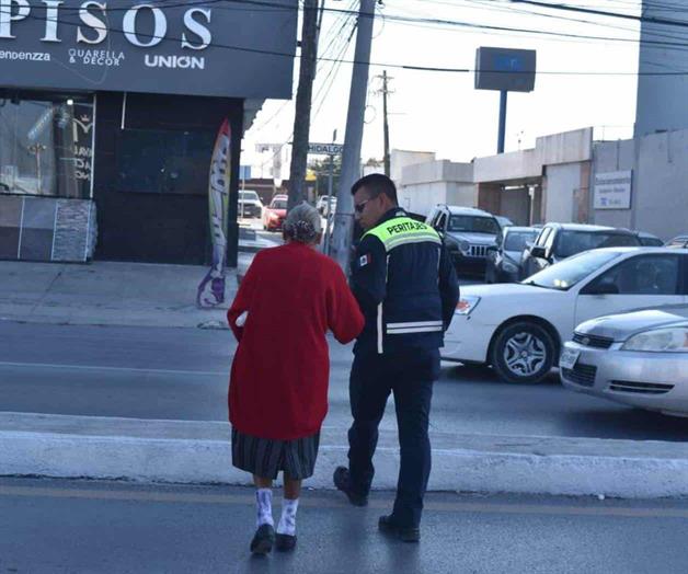 Agente detiene el tr&aacute;fico y adulta cruza el bulevar