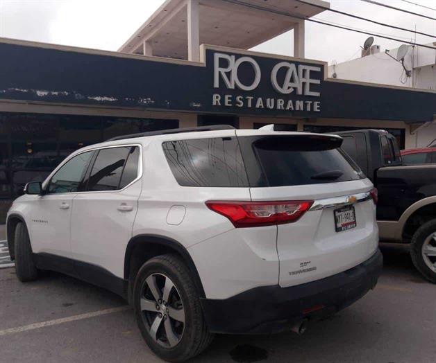 Se&ntilde;alan a restaurantero  de haber cambiado sentido  de los estacionamientos