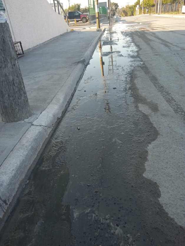 Denuncian derrame de  fuga de aguas negras