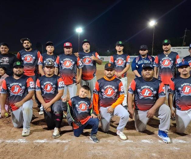 Amigos de Jrs., estrena y gana