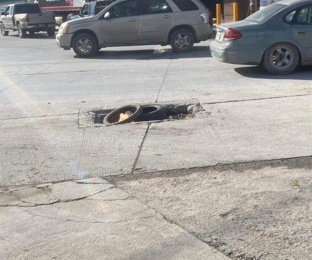 Coladera sin rejas, un peligro para peatones