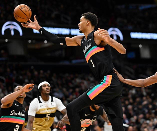 Fox anota 27 puntos y lidera a los Spurs