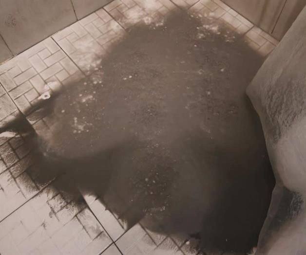 Llega agua con lodo; contamina domicilios