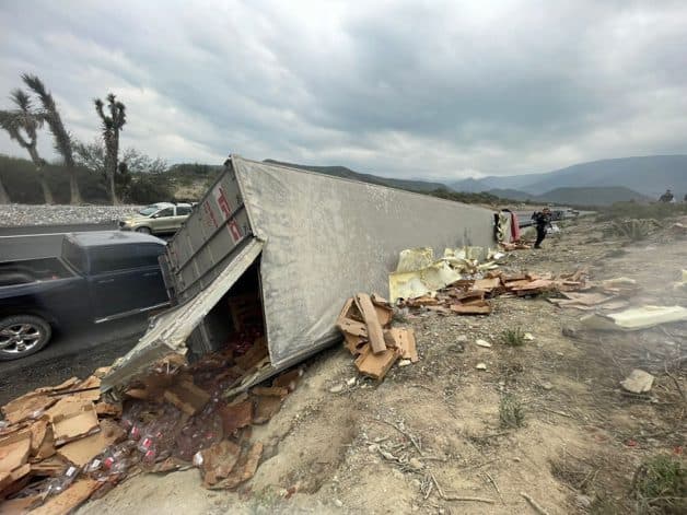 Vuelca tr&aacute;iler cargado con fresas en carretera Rumbo Nuevo