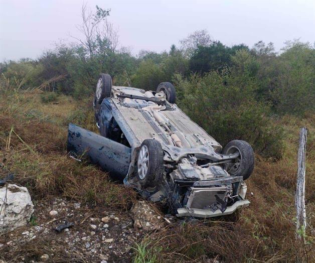 Carro vuelca en la carretera Victoria-Monterrey Carro vuelca en la carretera Victoria-Monterrey