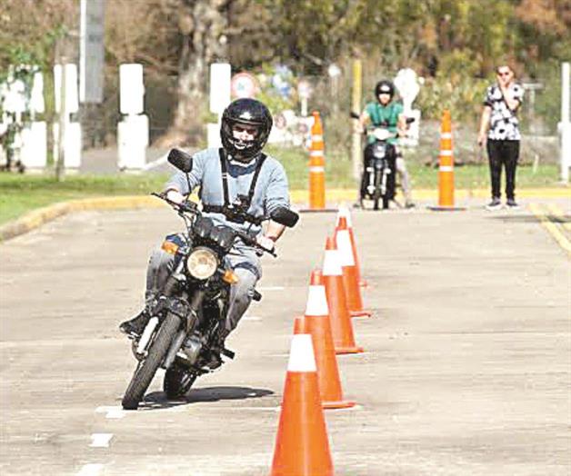 Endurecer&aacute;n requisitos de licencias de motociclistas