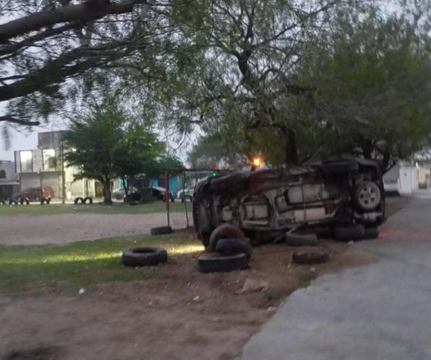 Camioneta volcada en la Voluntad y Trabajo