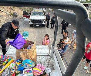 Llevan regalos a ni&ntilde;os en la colonia Nopalera