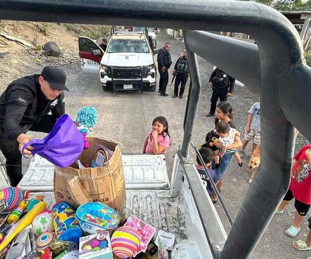 Llevan regalos a niños en la colonia Nopalera