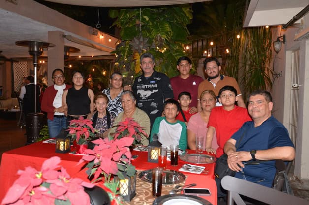 Vecinos comparten un festejo decembrino