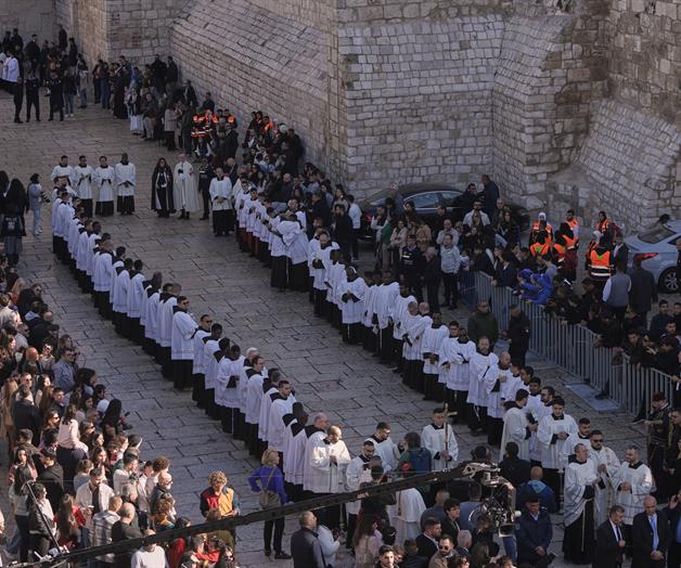 Miles celebran la Navidad en Bel&eacute;n tras dos a&ntilde;os de guerra