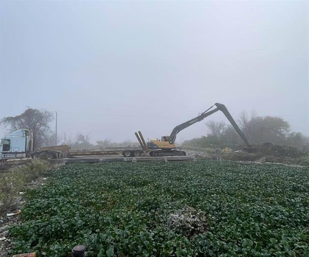 Inicia limpieza del Rodhe ante llegada de agua para riegos