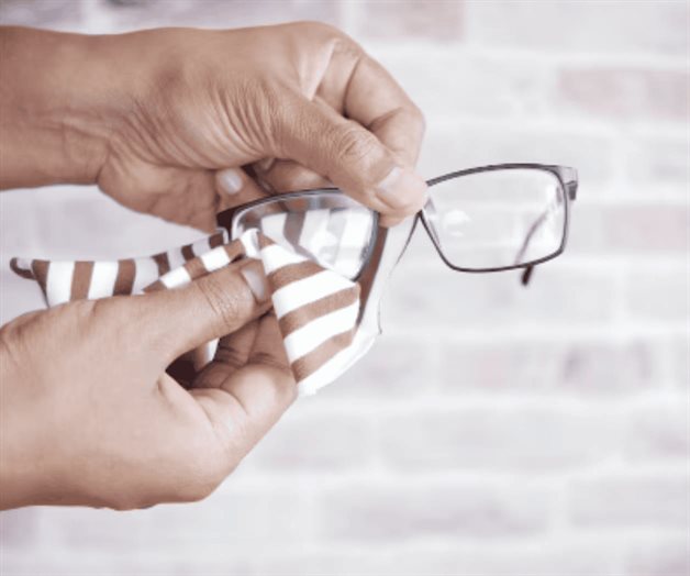 C&oacute;mo limpiar tus lentes en casa y recuperar su claridad sin da&ntilde;arlos