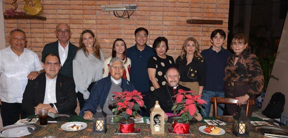 Vecinos comparten un festejo decembrino