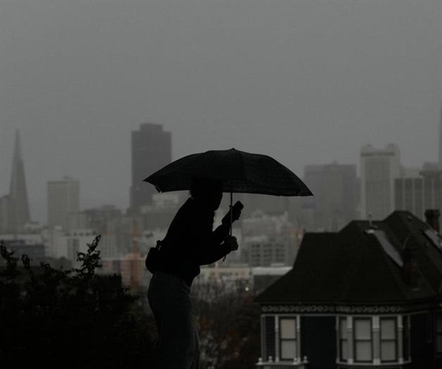 Tormenta azota el sur de California y amenaza con deslaves en &aacute;reas afectadas por incendios