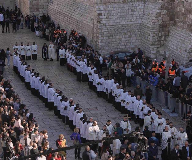 Miles acuden a Belén a revivir el espíritu navideño tras dos años de guerra en Gaza Miles acuden a Belén a revivir el espíritu navideño tras dos años de guerra en Gaza