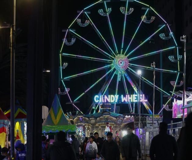 Disfrutan feria navideña en la Alameda de CDMX Disfrutan feria navideña en la Alameda de CDMX