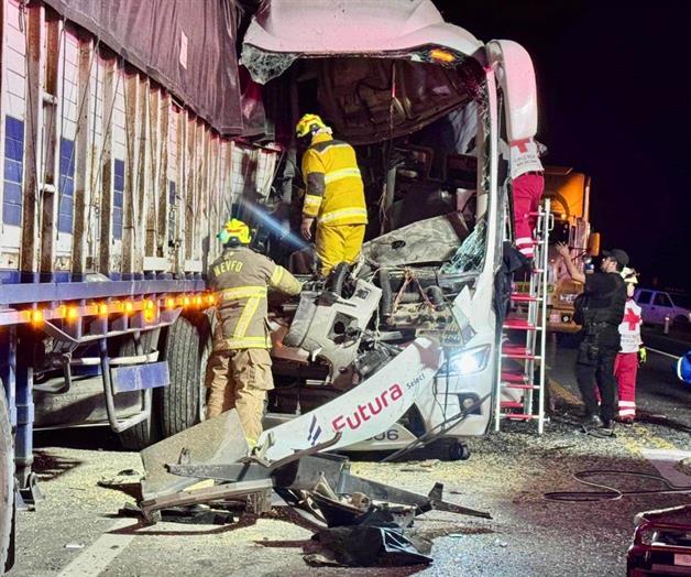Choque entre autob&uacute;s y tractocami&oacute;n en Zaragoza-Victoria deja muertos y heridos